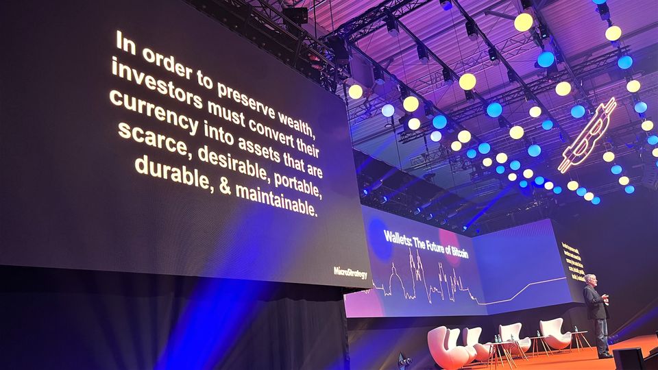 Savaitė kriptoje: Interviu su Michaelu Sayloru, BTC ant Fed ir "BlackRock" kalnelių, nedraugiška "Apple"