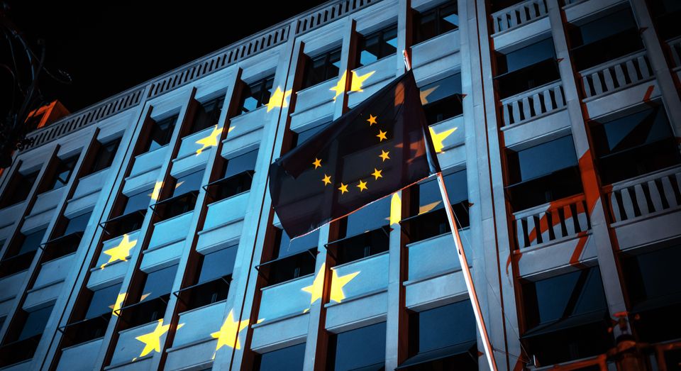 Diena kriptoje: ES vėl taikosi į BTC "kasėjus", "Coinbase" naujiena, ETH katalizatorius, centrbankiai panaudojo DeFi